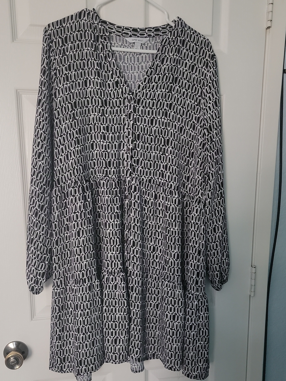 Nine West Black and White Geometric V-Neck Long Sleeve Dress